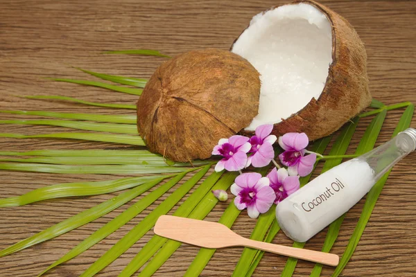 Olej kokosowy i organiczny olej kokosowy do centrum spa — Zdjęcie stockowe