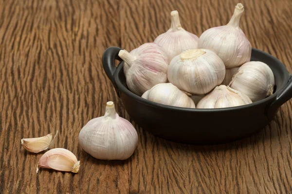 Organic garlic on the wooden background — Stock Photo, Image