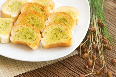 ev yapımı sarımsaklı ekmek.