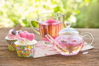 öğleden sonra çay breake, gül çay bahçesinde çay potu ile