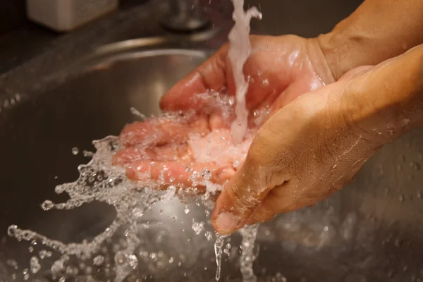 Trabajador de la ocupación de la salud lavándose las manos bajo la corriente de puro —  Fotos de Stock