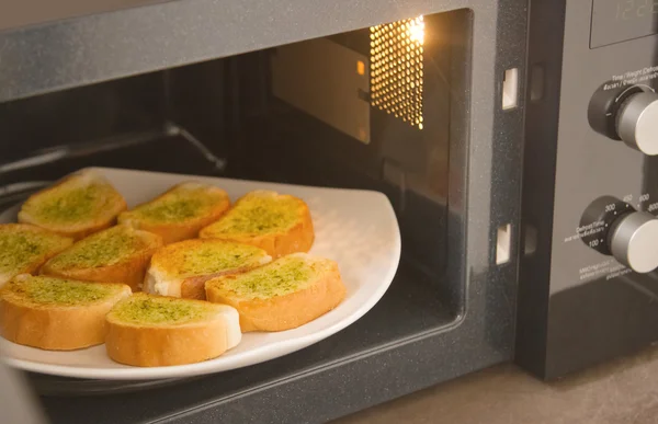 Pan de ajo casero fresco en horno microondas —  Fotos de Stock