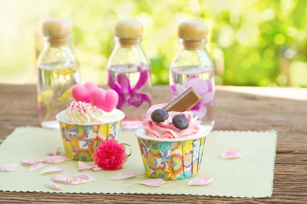 庭で甘いカップケーキ — ストック写真