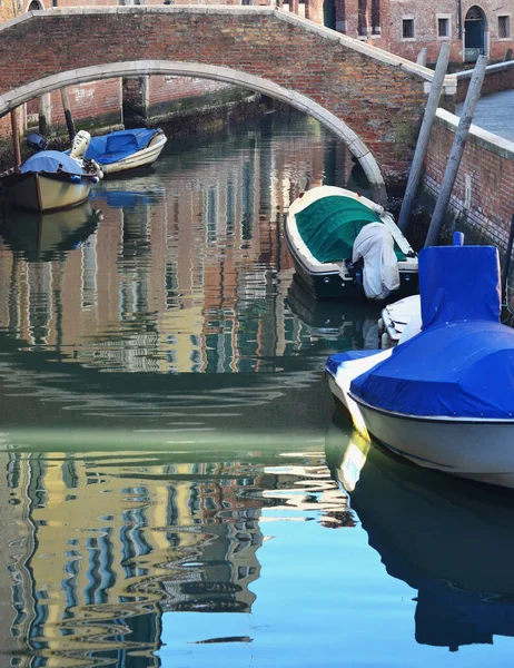 Деякі Моторні Човни Пришвартовані Біля Кам Яного Мосту Венеціанському Каналі — стокове фото