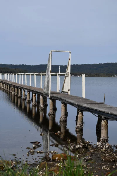 Old Wooden Jetty Broken White Railing Reflected Waters Calm Bay —  Fotos de Stock