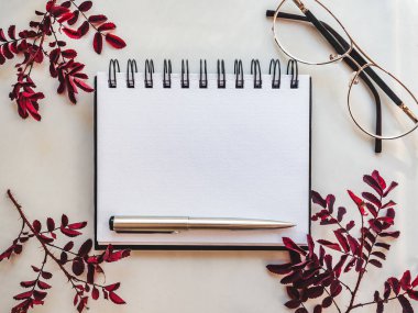 Not defteri sayfası ve tebrik mesajın için bir yer. Yakından, yukarıdan, içeriden. İnsan yok. Tatil hazırlığı kavramı. Akrabalar, arkadaşlar ve meslektaşlar için tebrikler.