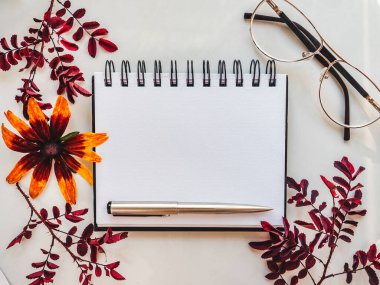 Not defteri sayfası ve tebrik mesajın için bir yer. Yakından, yukarıdan, içeriden. İnsan yok. Tatil hazırlığı kavramı. Akrabalar, arkadaşlar ve meslektaşlar için tebrikler.