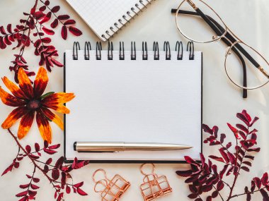 Not defteri sayfası ve tebrik mesajın için bir yer. Yakından, yukarıdan, içeriden. İnsan yok. Tatil hazırlığı kavramı. Akrabalar, arkadaşlar ve meslektaşlar için tebrikler.