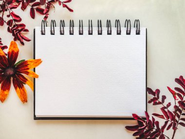 Not defteri sayfası ve tebrik mesajın için bir yer. Yakından, yukarıdan, içeriden. İnsan yok. Tatil hazırlığı kavramı. Akrabalar, arkadaşlar ve meslektaşlar için tebrikler.