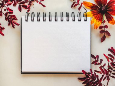 Not defteri sayfası ve tebrik mesajın için bir yer. Yakından, yukarıdan, içeriden. İnsan yok. Tatil hazırlığı kavramı. Akrabalar, arkadaşlar ve meslektaşlar için tebrikler.