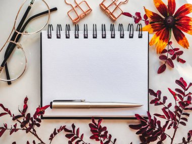 Not defteri sayfası ve tebrik mesajın için bir yer. Yakından, yukarıdan, içeriden. İnsan yok. Tatil hazırlığı kavramı. Akrabalar, arkadaşlar ve meslektaşlar için tebrikler.