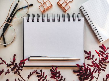 Not defteri sayfası ve tebrik mesajın için bir yer. Yakından, yukarıdan, içeriden. İnsan yok. Tatil hazırlığı kavramı. Akrabalar, arkadaşlar ve meslektaşlar için tebrikler.