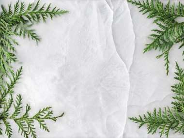 Noel ve Yeni Yıl dekorasyonları masada yatıyor.