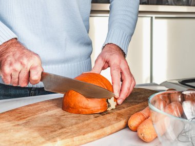 Yakışıklı adam sağlıklı bir kahvaltı hazırlıyor. Kapalı, kapalı.