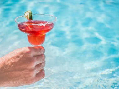 Tazeleyici bir kokteyl ve çekici bir adamla güzel bir bardak.