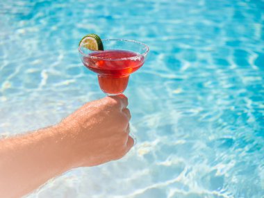 Tazeleyici bir kokteyl ve çekici bir adamla güzel bir bardak.