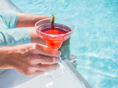 Tazeleyici bir kokteyl ve çekici bir adamla güzel bir bardak.