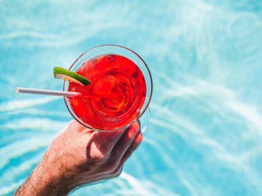 Tazeleyici bir kokteyl ve çekici bir adamla güzel bir bardak.