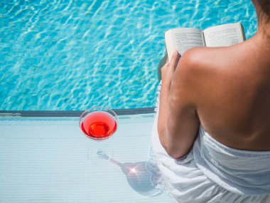 Tazeleyici bir kokteyl ve güzel bir kadın.