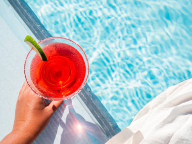 Tazeleyici bir kokteyl ve güzel bir kadın.