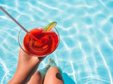 Tazeleyici bir kokteyl ve güzel bir kadın.