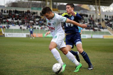 Kaposvar, Macaristan - 16 Mart: firtulescu dragos petrut (beyaz içinde) eylem Macaristan Ligi futbol maçı - kaposvar (beyaz) vs puskas akademia (mavi) üzerinde 16 Mart 2014 yılında kaposvar, Macaristan.