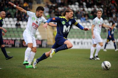 Kaposvar, Macaristan - 16 Mart: Atilla polonkai (mavi 18) eylem Macaristan Ligi futbol maçı - kaposvar (beyaz) vs puskas akademia (mavi) üzerinde 16 Mart 2014 yılında kaposvar, Macaristan.