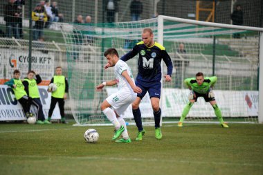Kaposvar, Macaristan - 16 Mart: firtulescu dragos petrut (beyaz 10) eylem Macaristan Ligi futbol maçı - kaposvar (beyaz) vs puskas akademia (mavi) üzerinde 16 Mart 2014 yılında kaposvar, Macaristan.