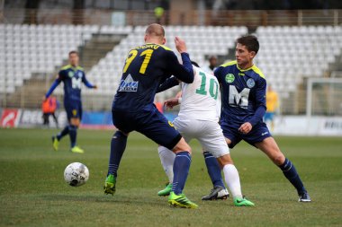 Kaposvar, Macaristan - 16 Mart: firtulescu dragos petrut (beyaz 10) eylem Macaristan Ligi futbol maçı - kaposvar (beyaz) vs puskas akademia (mavi) üzerinde 16 Mart 2014 yılında kaposvar, Macaristan.
