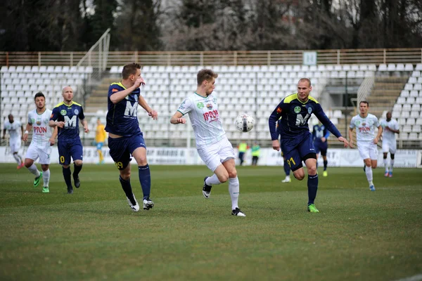 KAPOSVAR, HONGRIE - 16 MARS : Kink Tarmo (blanc 9) en action lors d'un match de football hongrois - Kaposvar (blanc) vs Puskas Akademia (bleu) le 16 mars 2014 à Kaposvar, Hongrie . — Photo