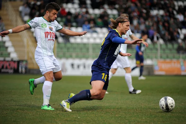 Kaposvar, Hongarije - 16 maart: attila polonkai (blauwe 18) in actie op een Hongaarse kampioenschap voetbalspel - kaposvar (wit) vs puskas akademia (blauw) op 16 maart 2014 in kaposvar, Hongarije. — Stockfoto