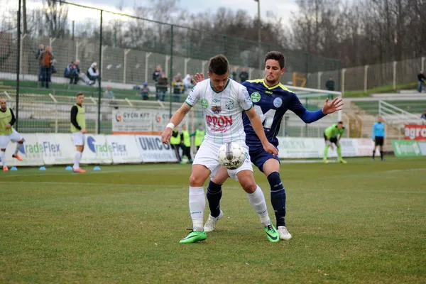 考波什堡，匈牙利-3 月 16 日： firtulescu dragos petrut （白色 10） 在匈牙利冠军足球游戏-考波什堡 (白色) vs 普斯卡什 akademia （蓝色） 在 2014 年 3 月 16 日在考波什堡，匈牙利在行动. — 图库照片