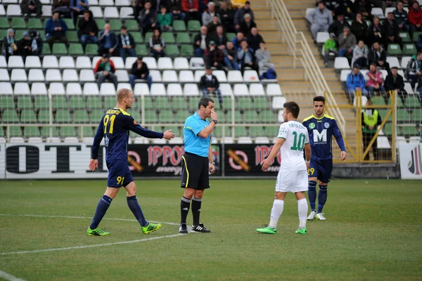 Kaposvár, Maďarsko - 16. března: peter solymosi (rozhodčí) v akci na maďarského mistrovství fotbal - Kaposvár (bílá) vs Puskás akademia (modrá) na 16 března 2014, Kaposvár, Maďarsko. — Stock fotografie