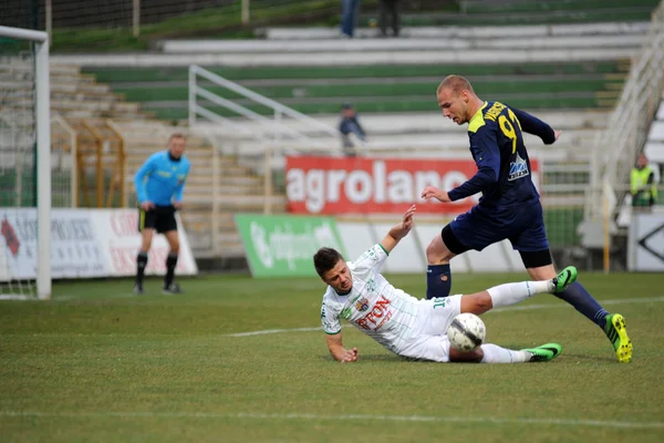 KAPOSVAR, HUNGARY - MARCH 16: Firtulescu Dragos Petrut (white 10) in action at a Hungarian Championship soccer game - Kaposvar (white) vs Puskas Akademia (blue) on March 16, 2014 in Kaposvar, Hungary. — Stock Photo, Image