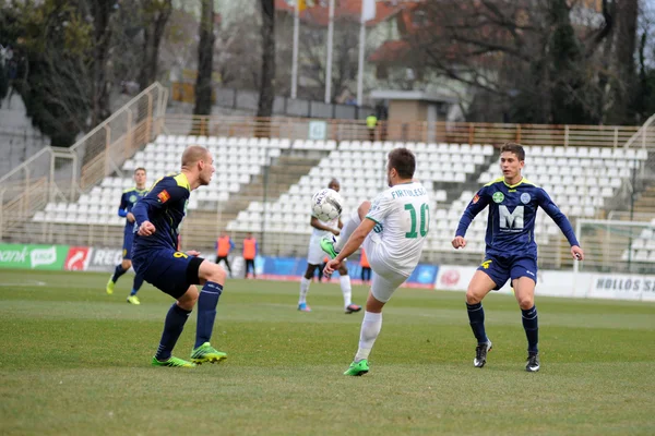 Kaposvar, Macaristan - 16 Mart: firtulescu dragos petrut (beyaz 10) eylem Macaristan Ligi futbol maçı - kaposvar (beyaz) vs puskas akademia (mavi) üzerinde 16 Mart 2014 yılında kaposvar, Macaristan. — Stok fotoğraf