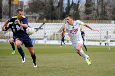 Kaposvar, Macaristan - 16 Mart: adrian szekeres (mavi 89) eylem Macaristan Ligi futbol maçı - kaposvar (beyaz) vs puskas akademia (mavi) üzerinde 16 Mart 2014 yılında kaposvar, Macaristan.