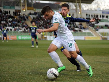 Kaposvar, Macaristan - 16 Mart: firtulescu dragos petrut (beyaz 10) eylem Macaristan Ligi futbol maçı - kaposvar (beyaz) vs puskas akademia (mavi) üzerinde 16 Mart 2014 yılında kaposvar, Macaristan.