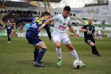 Kaposvar, Macaristan - 16 Mart: firtulescu dragos petrut (beyaz 10) eylem Macaristan Ligi futbol maçı - kaposvar (beyaz) vs puskas akademia (mavi) üzerinde 16 Mart 2014 yılında kaposvar, Macaristan.