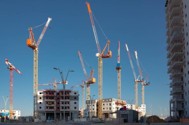 Bir yerleşim alanı ve bir yolun görkemli inşaatı. İsrail, Ashkelon Ağustos 2021