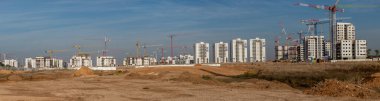 Ülkenin güneyindeki Ashkelon tatil beldesinde büyük bir yerleşim alanı ve bir yol inşaatı. İnşaat vinçlerinin görüntüsü İsrail, Ağustos 2021