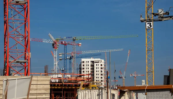 Ülkenin güneyindeki Ashkelon tatil beldesinde büyük bir yerleşim alanı ve bir yol inşaatı. İnşaat vinçlerinin görüntüsü İsrail, Ağustos 2021