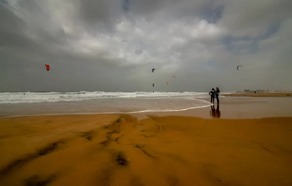 在城市风筝冲浪海滩度过了一个刮风的周末 Israel Ashkelon 2021年12月 — 图库照片