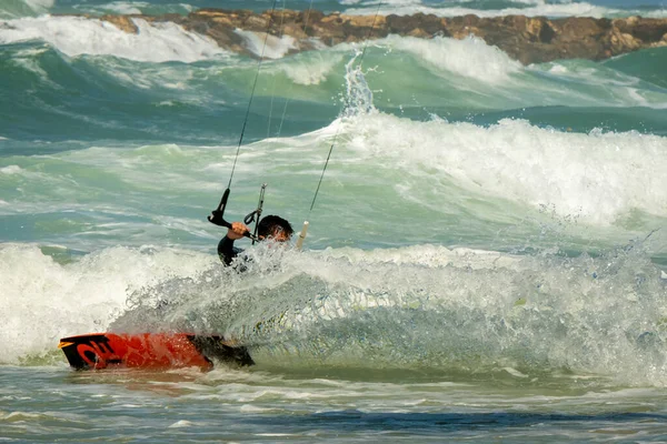 冲浪和风筝冲浪 不同年龄的人骑在地中海波浪的美丽背景上 表演各种各样的把戏 娱乐的概念 2021年7月 — 图库照片