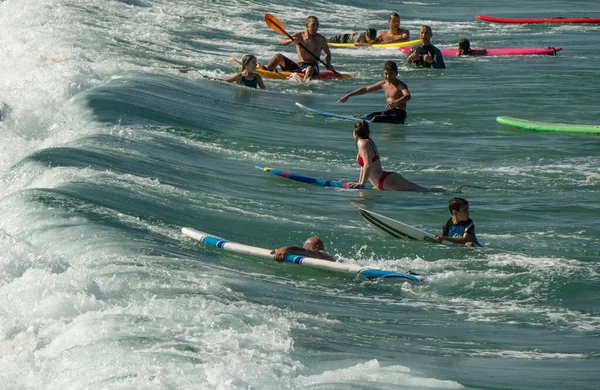 Surf Kitesurf Persone Età Diverse Cavalcano Sul Bellissimo Sfondo Delle — Foto Stock