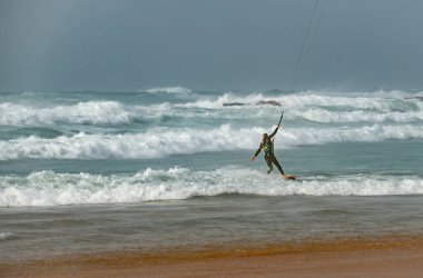 Her yaştan sörfçüler Akdeniz 'de eğitim görürler. İsrail, Ashkelon, Ocak 2022 Eğitim devam ediyor. Spor, sağlık, eğlence konsepti.