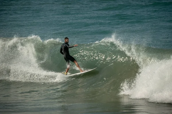 各种年龄的冲浪者都在地中海训练 Israel Ashkelon January 2022 培训仍在继续 娱乐概念 — 图库照片