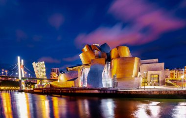 Bilbao, İspanya - Mayıs 2022: Guggenheim Müzesi, Bilbao, İspanya. Nervion Nehri 'nin karşı kıyısından görünüm