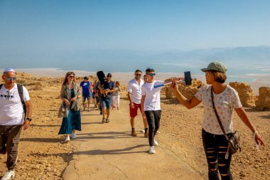 28 Ekim 2021 'de Masada, İsrail' de Bar Mitzvah kutlaması. İnsanlar kutluyorlar, eğleniyorlar ve çocuğa vermek için Tevrat 'ı taşıyorlar ve o da okumak zorunda..