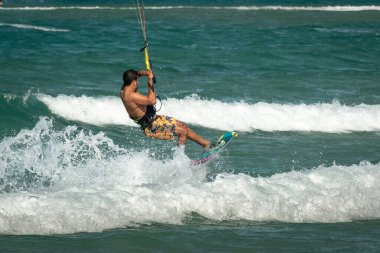 Her yaştan sörfçüler Akdeniz 'de eğitim görürler. İsrail, Ashkelon, Ocak 2022 Eğitim devam ediyor. Spor, sağlık, eğlence konsepti.