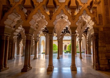 İspanya, Zaragoza 'daki Ortaçağ İslam Sarayı' nın iç salonları Mayıs 2022